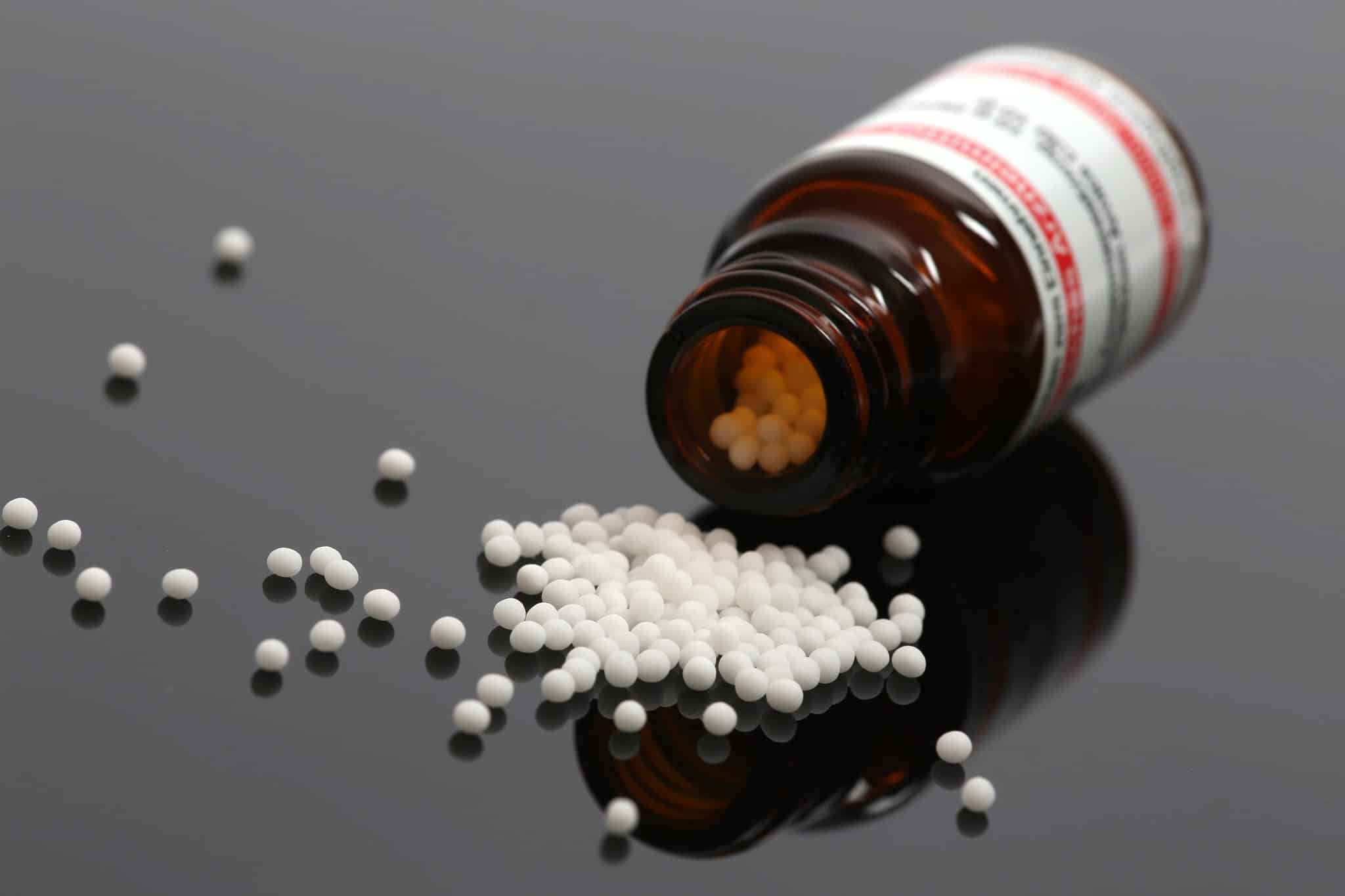 Homöopathie Globuli: Je grösser die Potenzierung (Verdünnung), so stärker die Wirkung. Die Wissenschaft sagt Unsinn!Bild: Tim Reckmann auf flickr.com