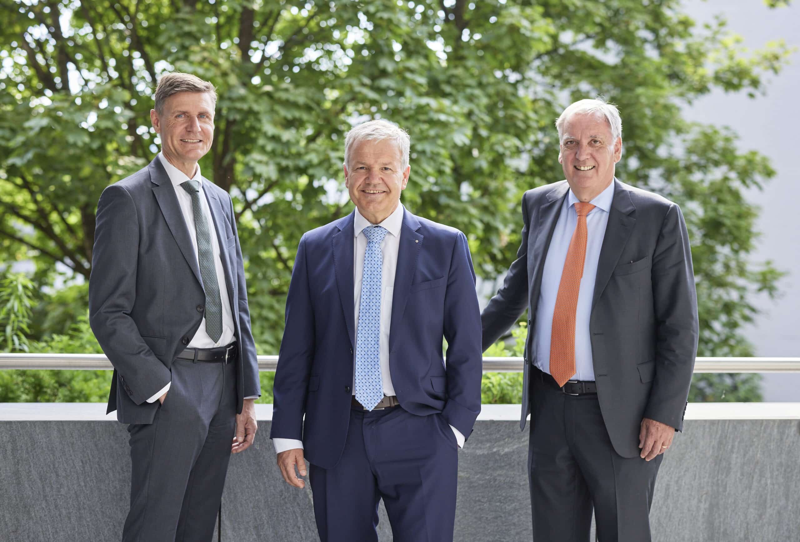 Suva: Hubert Niggli, links, Leiter Departement Finanzen und Informatik, Felix Weber, mitte, Vorsitzender der Geschäftsleitung der Suvaund Gabriele Gendotti, rechts, Suva Ratspräsident anlässlich der Online-Bilanzmedienkonferenz der Suva am Hauptsitz der Suva in Luzern. ©SUVA/KEYSTONE/Christof Schuerpf