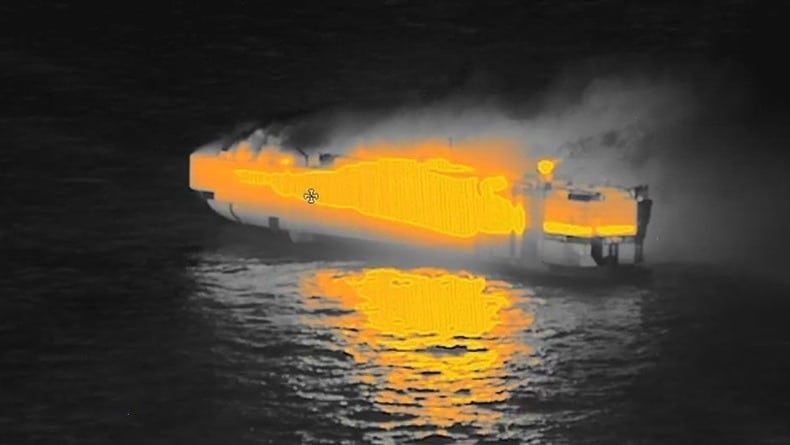 Frachtschiffe: Bei Brand von geladenen E-Fahrzeugen unlöschbar. Bild: Thermalkameras zeigen das Feuer im Inneren der «Fremantle Highway». ©Kustwacht Nederland