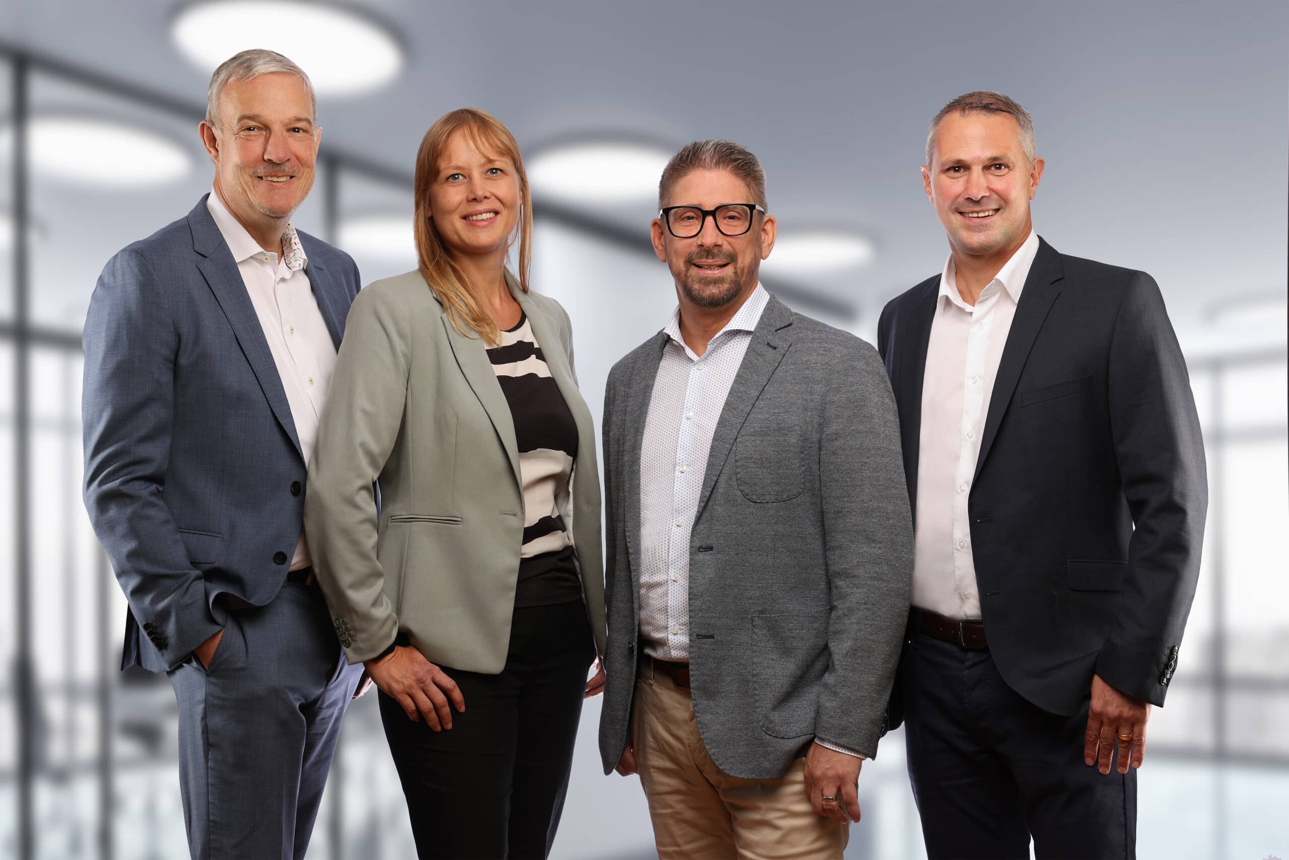 Von links nach rechts: Daniel Mutz (Leiter Departement Vertrieb Marketing bei Pax), Yvonne Häring (Leiterin Produkte & Aktuariat bei Pax), Peter Eugster (Mitglied der Geschäftsleitung SKV), Marc Gerosa (Geschäftsführer SKV)