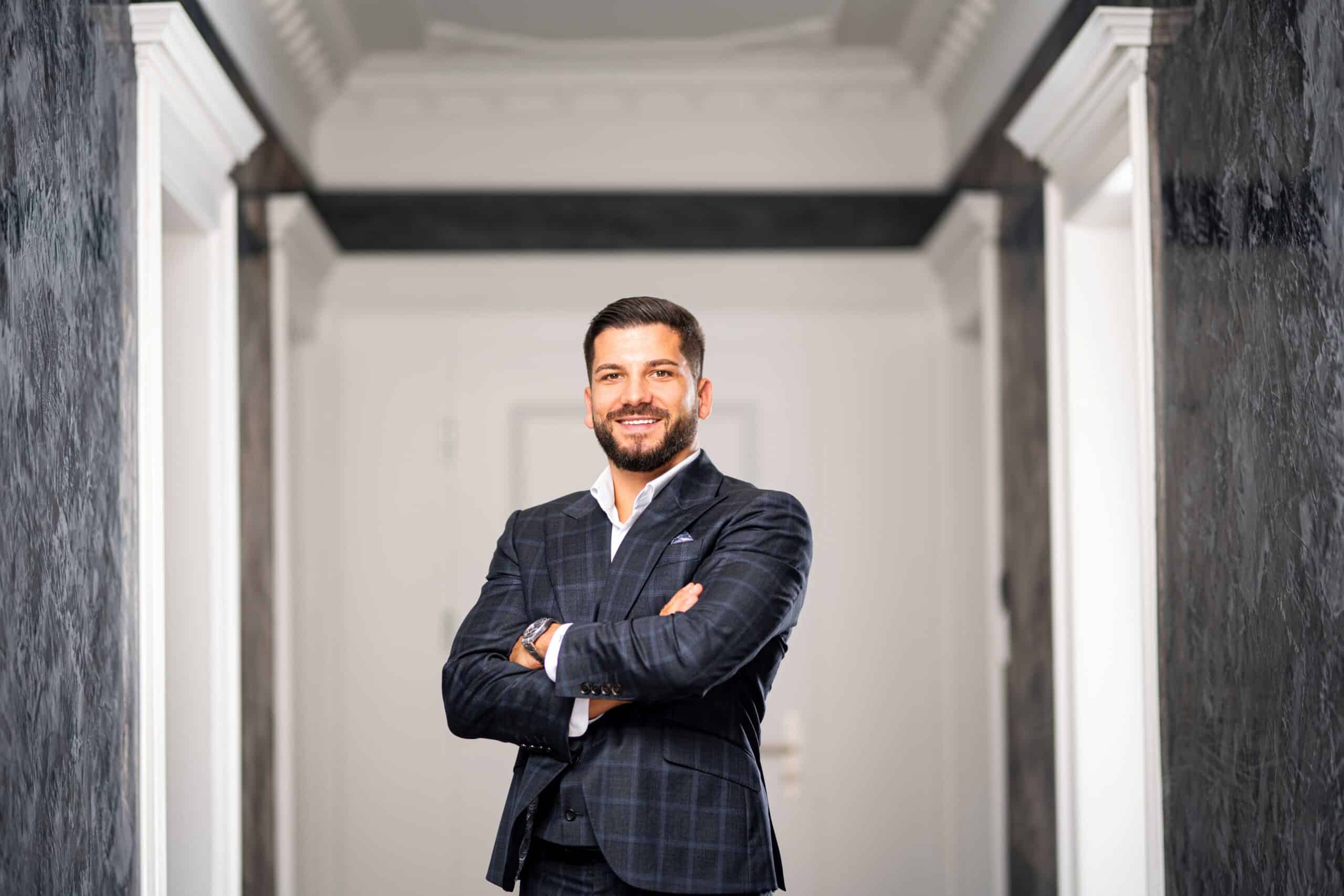 Davide Grimm,Geschäftsführer und Inhaber von Dübelstein Consulting AG, in seinem Büro in Dübendorf.