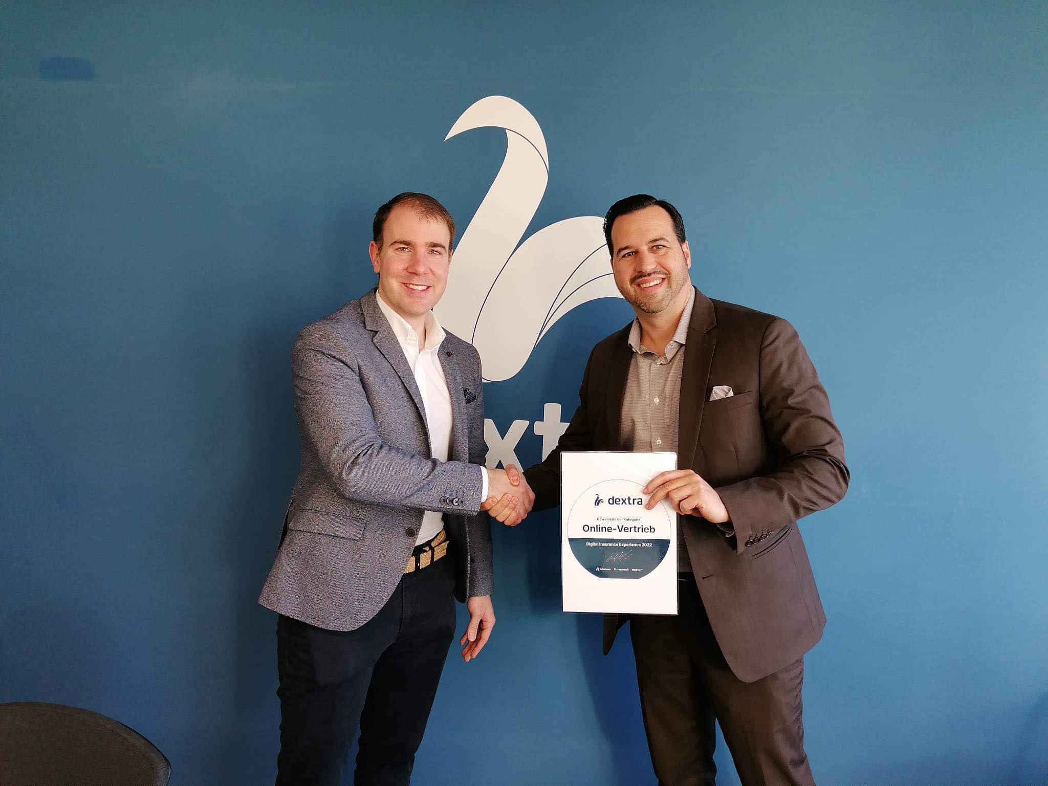 Dextra:Foto: Prof. Dr. Florian Schreiber (l.) , Hochschule Luzern und Institut für Finanzdienstleistungen Zug IFZ, mit Beat Riniker, CEO der Dextra Rechtsschutz AG.