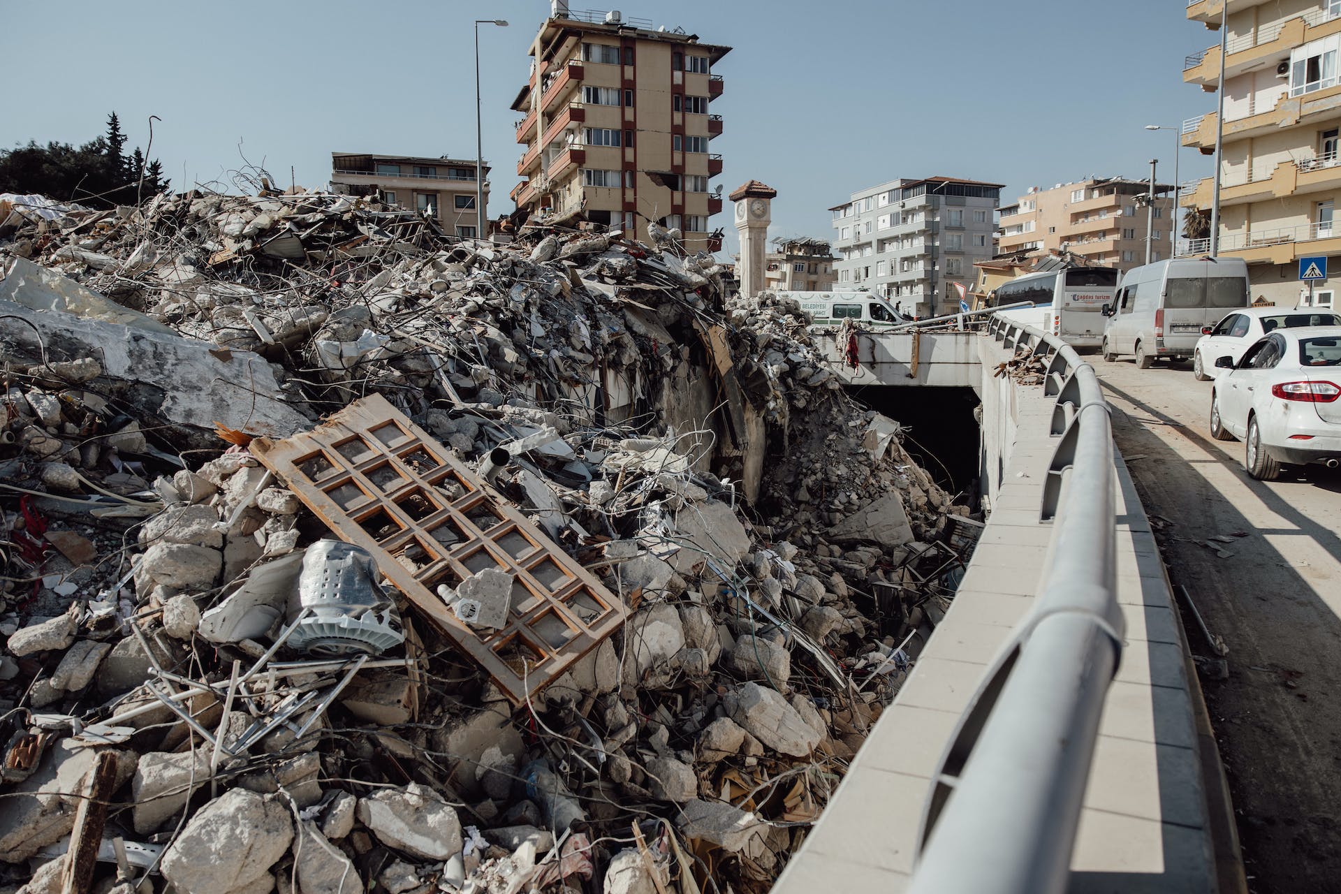 Schwere Erdbeben: Während die Häuser auf der Linken Seite durch das Beben verwüstet wurden, fährt der Verehr auf der rechten Seite als wärer nichts gewesen.