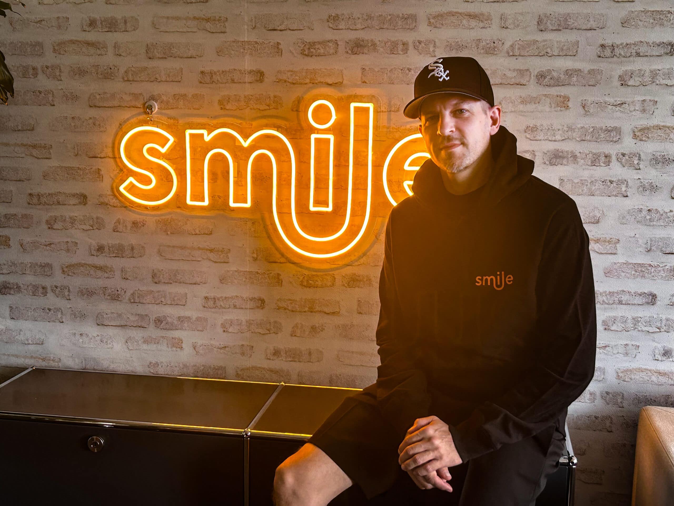 Stress, ein weiterer hochkarätiger Künstler und Rapper, erweitert das bunt gemischte Influencer-Kollektiv von Smile Versicherung.
