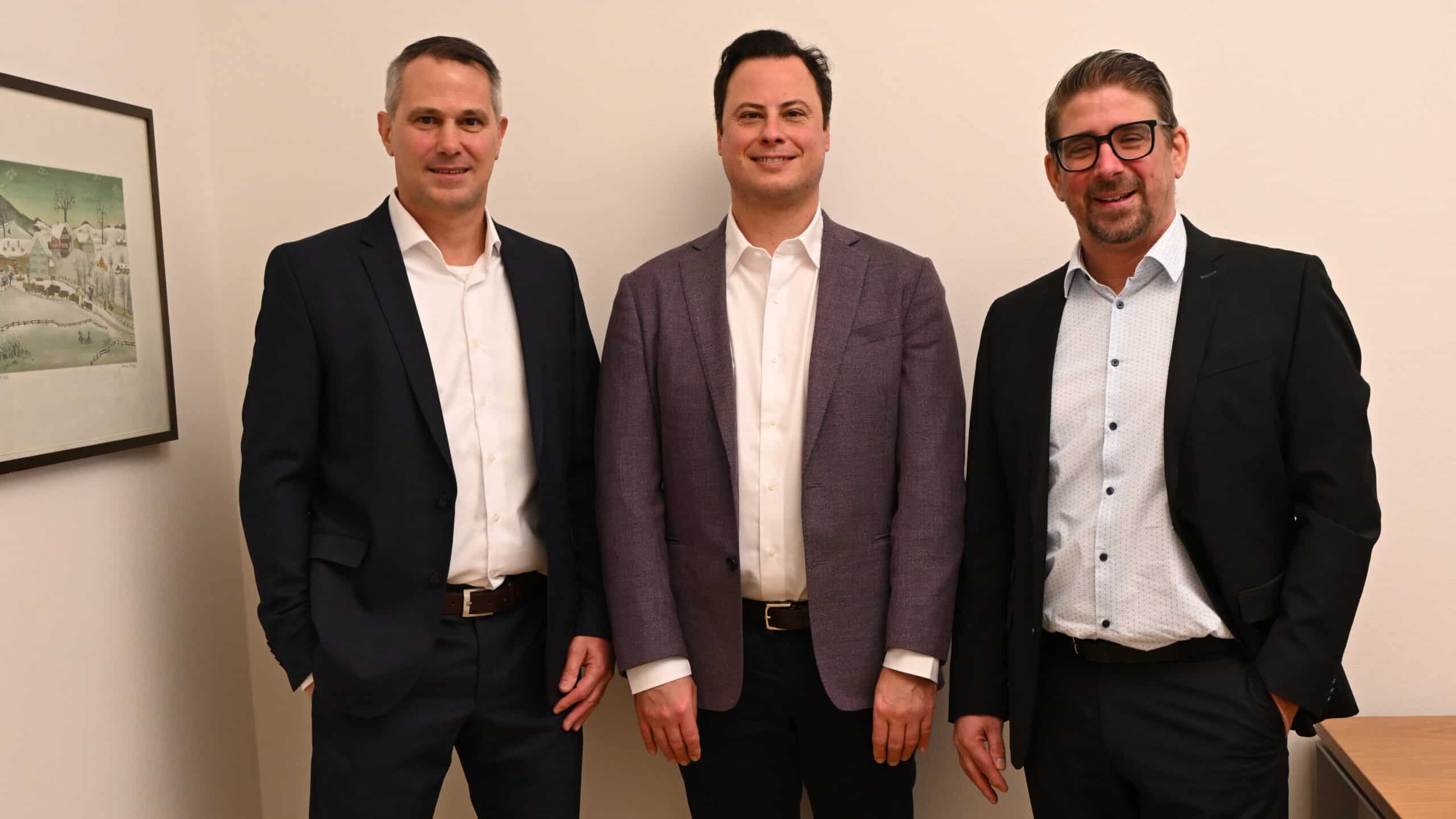 Neue Cyberversicherung für Selbständigerwerbende und KMU. Bild:v.l.n.r.: Marc Gerosa, Geschäftsführer SKV, Marius Jungmichel, General Representative Markel Schweiz, Peter Eugster, Mitglied GL SKV.