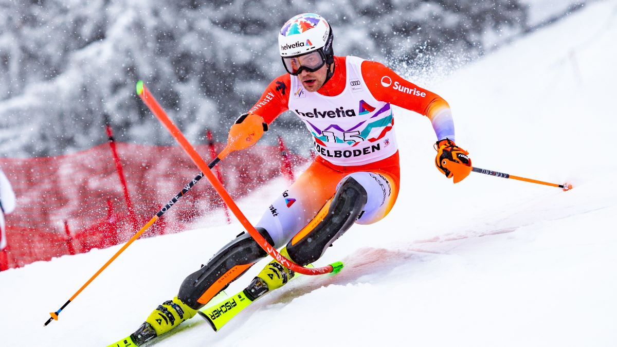 Slalom Weltcup-Fahrer Daniel Yule, machte, zusammen mit weiteren 16 Athletinnen und Athleten des Wintersport Teams Helvetia auf die Schutzwald-Aktion aufmerksam und trug seinen Teil zum Punktesegen der Saison 2024/2025 bei. Foto: Helvetia