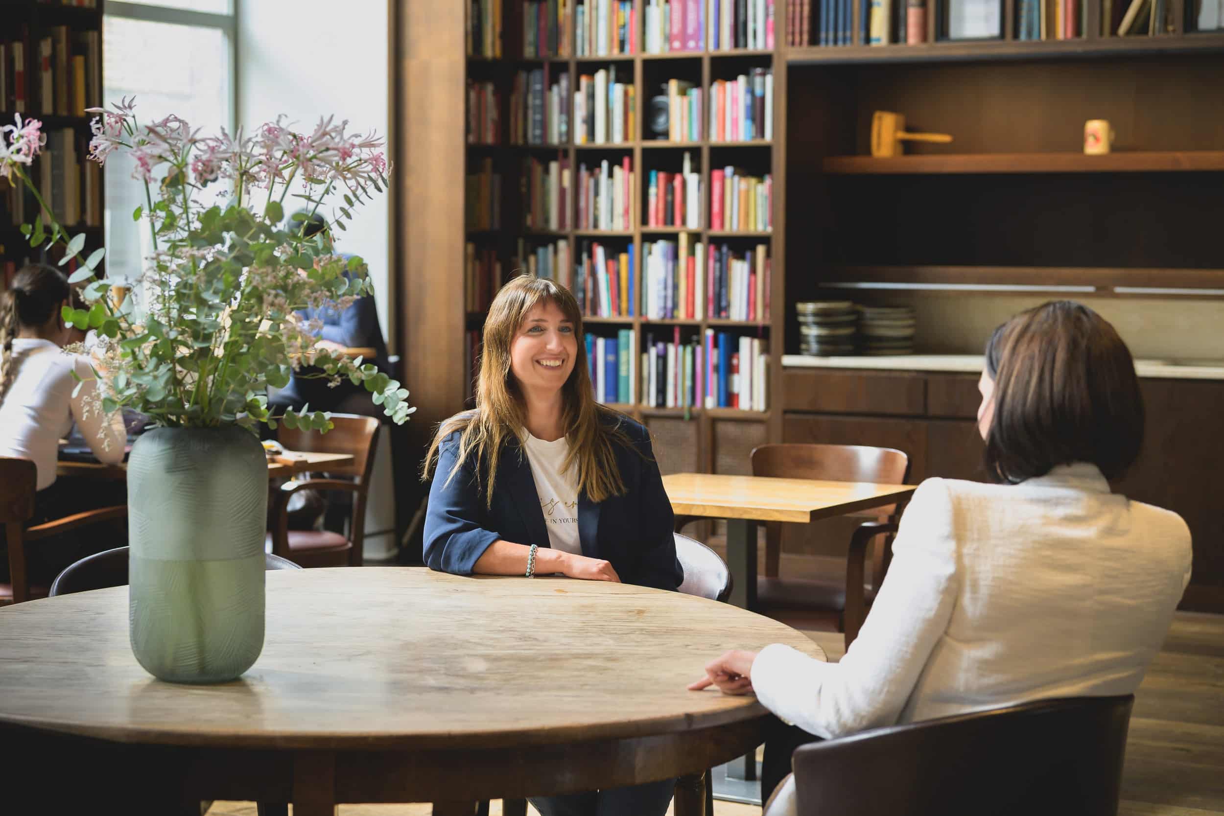 Interview mit Laura Ferraro in der eindrücklichen Bibliothek des B2 Hotels in Zürich.