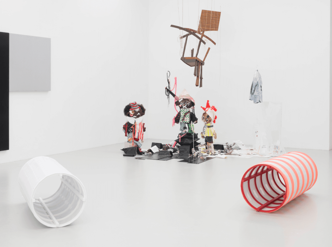 «Down the rabbit hole, how to invest in a world that is not yours?» Installation von Kalechi Amaka Madumere.