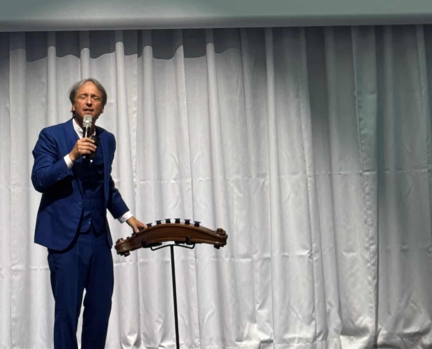 Zwischen Bergwand, Medienmacht und Kriegszone: Stimmkünstler Martin O führte musikalisch durch den Anlass.