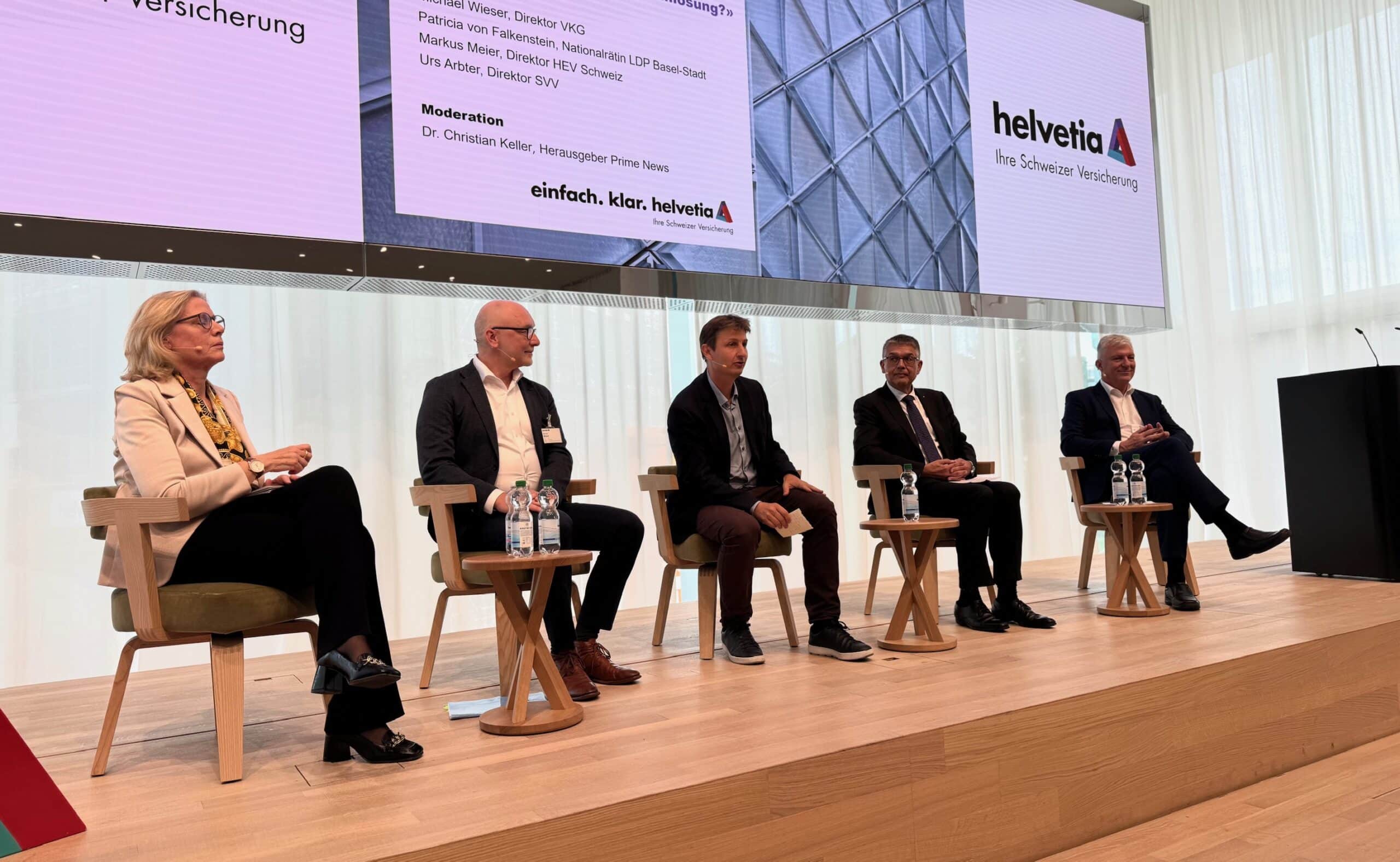 ‘Payday after the earthquake?’ From left to right: Patricia von Falkenstein (LDP National Councillor), Michael Wieser (Director of VKG), Christian Keller (Editor of Prime News), Markus Meier (Director of HEV Switzerland), Urs Arbter (Director of SVV).