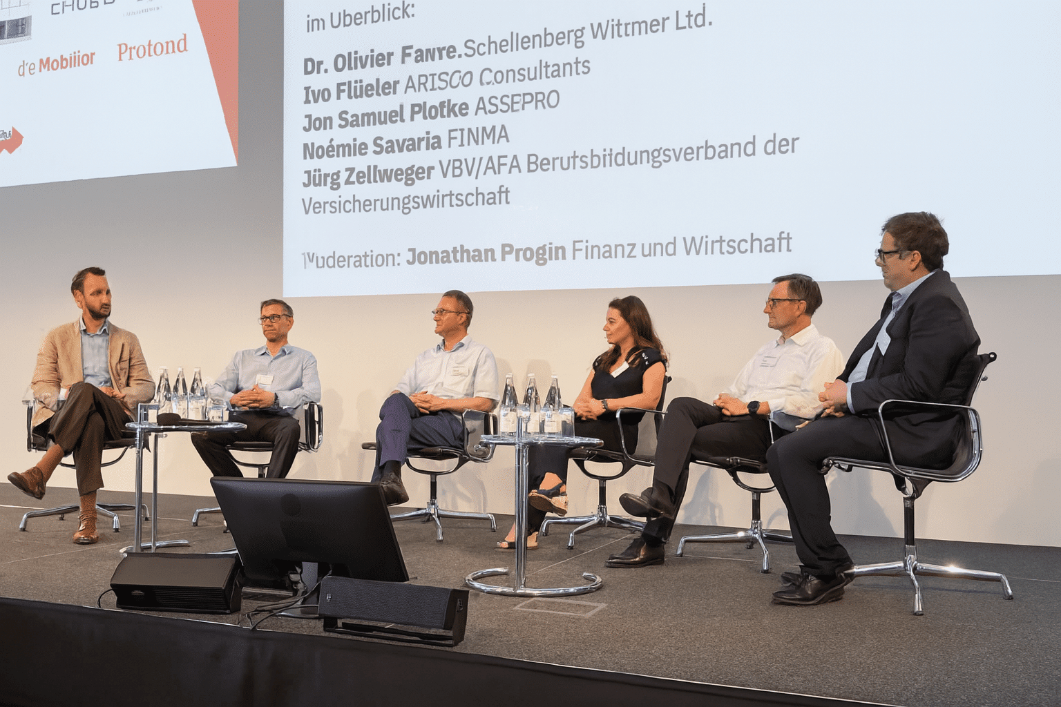 Neues Prüfungsregime, alte Unsicherheiten: v.l.n.r.: Jonathan Progin (FuW), Dr. Oliver Favre (Schellenberg Wittmer Ltd.), Jürg Zellweger (VBV/AFA), Noémie Savaria (FINMA), Ivo Flüeler (ARISCO Risk Consultants), Jon Samuel Plotke (ASSEPRO).