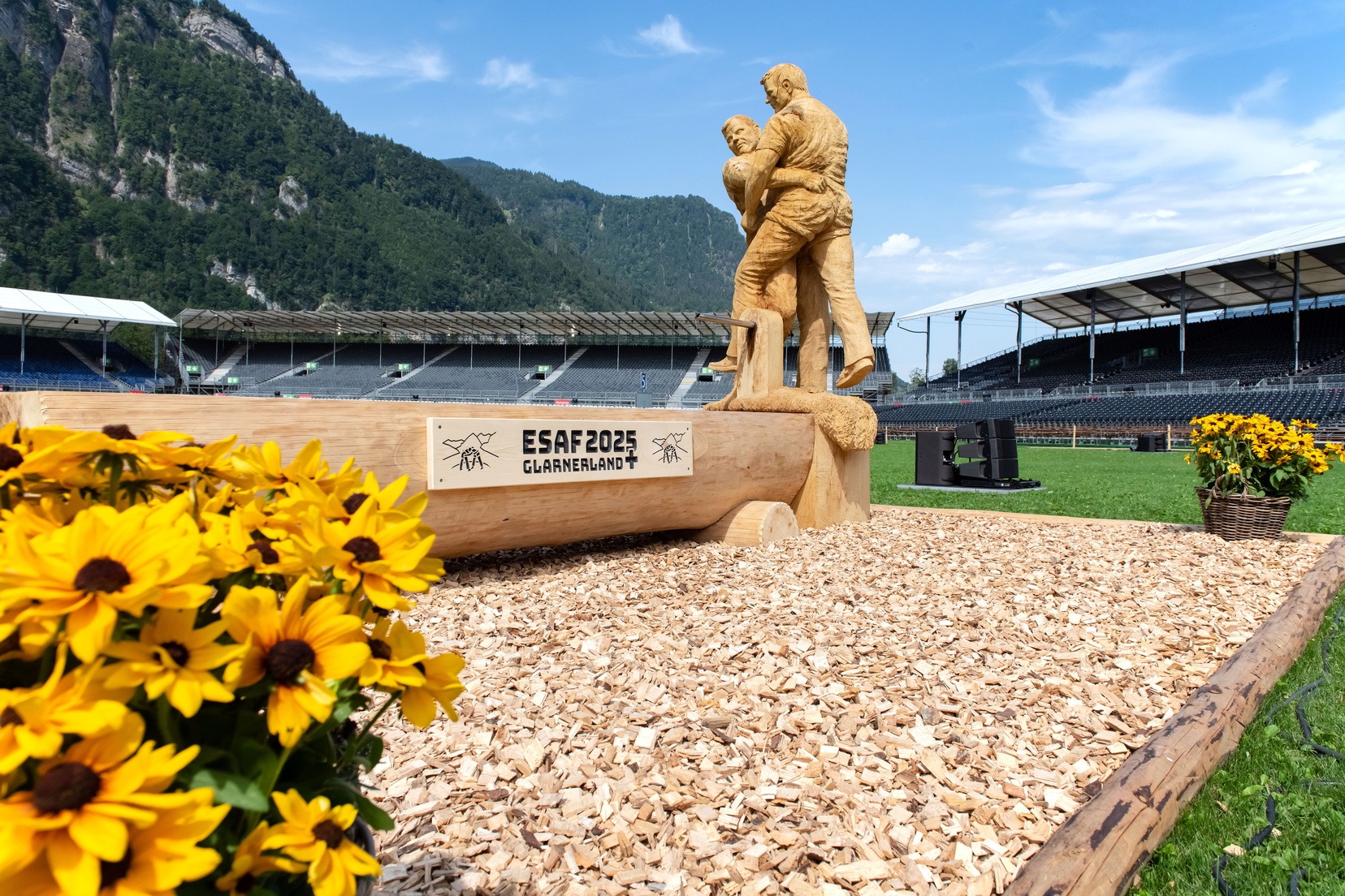 Unfall im Sägemehl: ESAF 2025 Glarnerland Arena by Maya Rhyner.