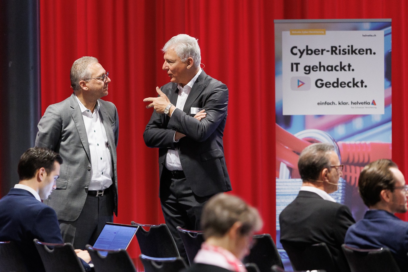 From next year, the Helvetia Cyber Symposium will move to the Swiss Insurance Association (Urs Arbter, Director of the SIA) (left in the picture: Helvetia Switzerland CEO Martin Jara). Photo: Helvetia, Marc-Dave Maier.