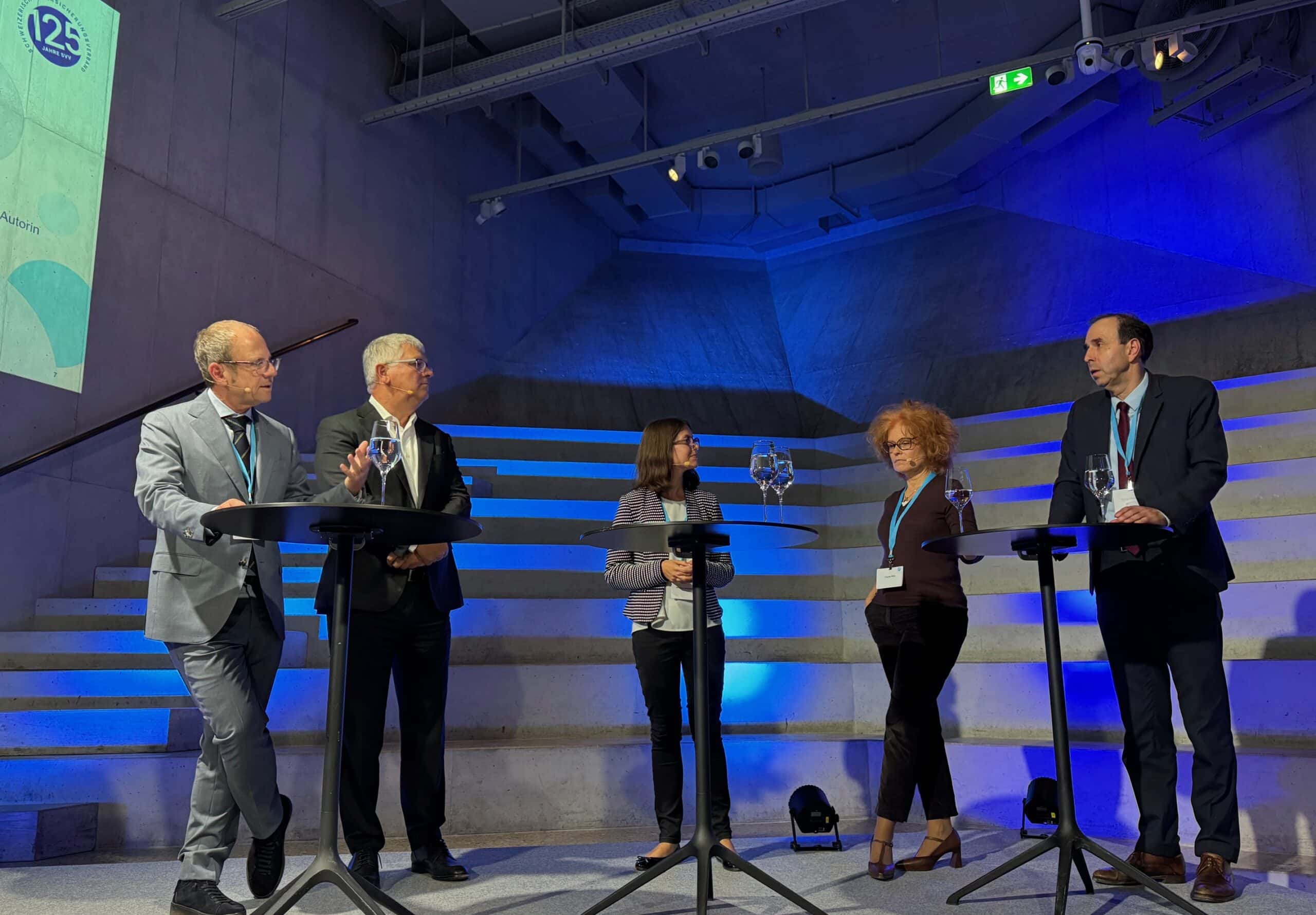 Celebrating 125 years of the SVV: from left to right: Jan Mühlethaler (SVV), Dr Stefan Mäder (SVV), Dr Melanie Häner-Müller (University of Lucerne), Claudia Wirz (editor, author), Prof. Dr Tobias Straumann (University of Zurich).