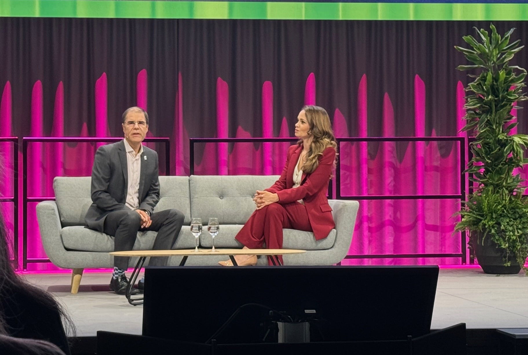 Overshoot Day: Switzerland had already used up all its resources for 2025 by 7 May. From left to right: Mathis Wackernagel + Carolin Roth (moderator).